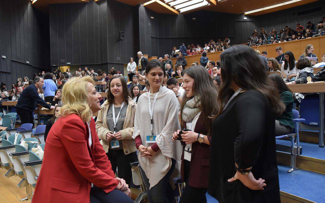 Ρένα Δούρου: Επιχειρήσαμε να σπάσουμε τον φαύλο κύκλο αντιλήψεων του τύπου “όχι τα σκουπίδια στην αυλή μου” – Η Περιφερειάρχης Αττικής στην ημερίδα «Όσο Ζω Ανακυκλώνω – Όσο Ανακυκλώνω Ζω»